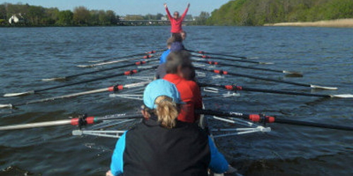 (Photo&nbsp;: Huit de couple devant Poulguinan.)